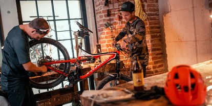 Mountainbike Urlaub - Bikeverleih beim Hotel: Mountainbikes - Die Bikewerkstatt als Kommunikationmittelpunkt. - Sendlhofer's