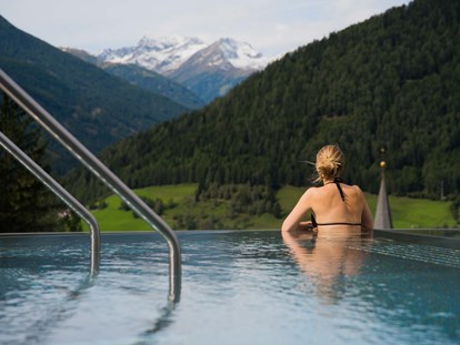 Mountainbike Urlaub - Pools: Infinity Pool - Matrei in Osttirol - Goldried Spa & Wellness

Ein Spa & Wellness-Erlebnis abseits des üblichen - Willkommen in den Alpen, hoch erhoben, über 1000 Meter über dem Meeresspiegel. Im Hotel Goldried vereinen wir herrliche Ausblicke mit einem hochmodernen Spa & Wellness -Bereich, der neben belebenden Behandlungen vier verschiedene Arten von Sauna, ein Freibad und Ruheräume bietet. - Hotel Goldried