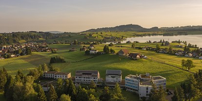 Mountainbike Urlaub - Umgebungsschwerpunkt: Stadt - Sicht auf das Hotel Allegro, inmitten schöner Natur mit Blick auf den Sihlsee - Hotel Allegro Einsiedeln