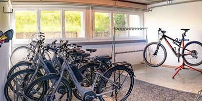 Mountainbike Urlaub - Parkplatz: gebührenpflichtig in Gehweite - Hotel Allegro Einsiedeln