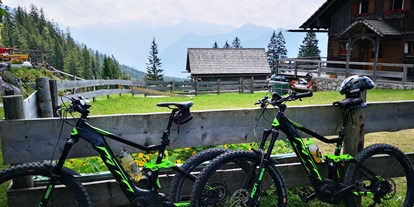Mountainbike Urlaub - Fahrradwaschplatz - Salzkammergut - Hütteneckalm mit Blick auf Dachstein - Kirchenwirt Sport und Wanderhotel 