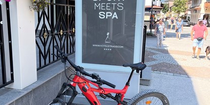 Mountainbike Urlaub - Fitnessraum - Natz - KTM vor Hotel  - Sport & Spa Hotel Strass
