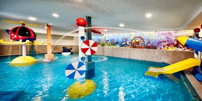Mountainbike Urlaub - Pools: Infinity Pool - Kinder-Erlebnishallenbad 34 °C mit Wasserspielen und Rutsche - Feldhof DolceVita Resort