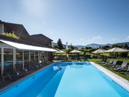 Mountainbike Urlaub - Pools: Außenpool beheizt - Außenansicht mit Pool  - Lindner Hotel Oberstaufen Parkhotel