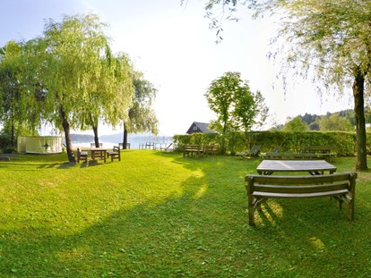 Mountainbike Urlaub - Massagen - St. Georgen am Längsee - Am eigenen Badestrand - die riesige Liegewiese - Ferienwohnungen und Seebungalows am Faaker See - Karglhof OG