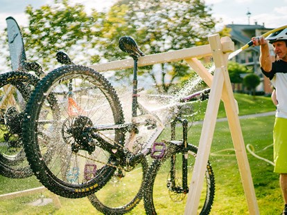 Mountainbike Urlaub - Bikeverleih beim Hotel: E-Mountainbikes - Reinigungsmöglichkeit im Garten - Ferienwohnungen und Seebungalows am Faaker See - Karglhof OG