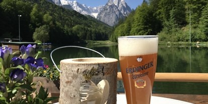 Mountainbike Urlaub - Sauna - Zugspitze - Genießen Sie ein kühles Bier auf unserer Seeterrasse. - Riessersee Hotel