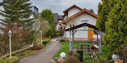 Mountainbike Urlaub - Parkplatz: kostenlos beim Hotel - Erfweiler - unsere gepflegte Hotelanlage - Apartments & Landhotel Zum Storchennest