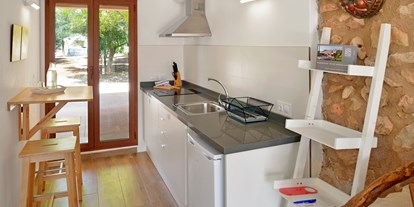 Mountainbike Urlaub - Klassifizierung: 3 Sterne - Kitchenette, Küchenzeile des Apartments, ausgestattet mit Geschirr - Agroturismo Fincahotel Son Pou, Felanitx- Mallorca