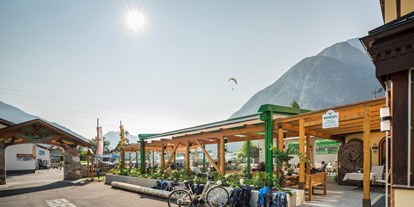 Mountainbike Urlaub - Fahrradraum: versperrbar - Reschen - Gastgarten - Hotel Jägerhof
