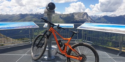 Mountainbike Urlaub - Biketransport: öffentliche Verkehrsmittel - Nauders - Aussichtsplattform Zirm - Hotel Bergblick