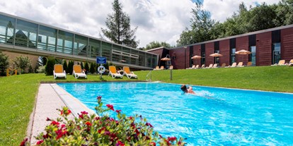 Mountainbike Urlaub - Parkplatz: gebührenpflichtig in Gehweite - Saisonaler Außen-Pool - AHORN Waldhotel Altenberg