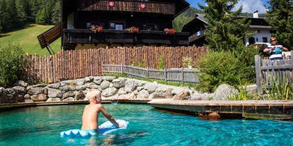 Mountainbike Urlaub - Pools: Schwimmteich - Biotopteich im Dorf Kleinwild - Slow Travel Resort Kirchleitn