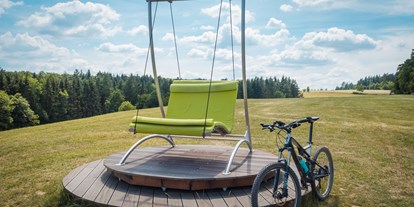 Mountainbike Urlaub - Fahrradraum: vorhanden - Hessen Nord - Panorma Schaukel oberhalb des Hotels - Hotel Freund