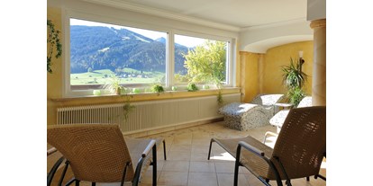 Mountainbike Urlaub - Klassifizierung: 3 Sterne - Das Panorama-Fenster im Wellness-Bereich bietet einen schönen Ausblick auf die Bergwelt von Radstadt - Hotel Stegerbräu Radstadt im Pongau