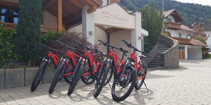 Mountainbike Urlaub - Parkplatz: kostenlos beim Hotel - Sexten Moos - Hotel Am Anger