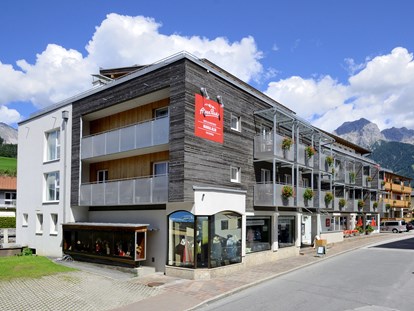 Mountainbike Urlaub - Fahrradraum: vorhanden - Saalbach - Aussenansicht Hotel Sommer - AlpenParks Hotel Maria Alm