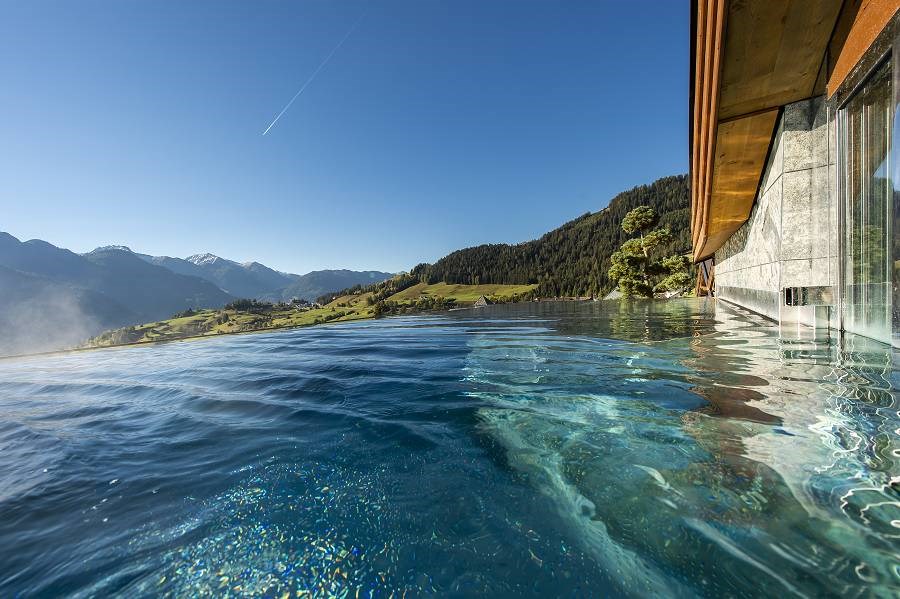 Rooftop-Infinity-Pool im Hotel Tirol