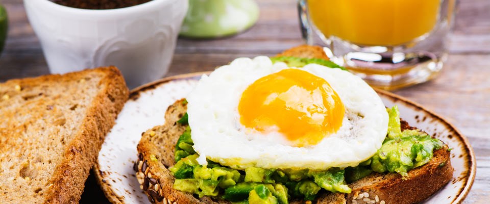 Nährstoffreiches Frühstück mit Eiern auf Vollkornbrot für MTB-Sport