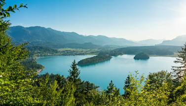 See in K&auml;rnten mit Bergen im Hintergrund