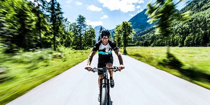 Mountainbike Urlaub - Biketransport: sonstige Transportmöglichkeiten - Wildmoos - Alpenhotel Tyrol - 4* Adults Only Hotel am Achensee