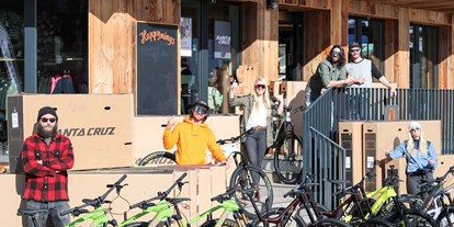 Mountainbike Urlaub - Parkplatz: kostenlos beim Hotel - PLZ 5090 (Österreich) - Bike Partner "SkiLL" vis à vis vom The Resi - The RESI Apartments "mit Mehrwert"