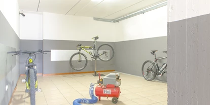 Mountainbike Urlaub - E-Bike Ladestation - Arco - Geschlossener BIkekeller mit Videoüberwachung - Hotel Residence La Pertica