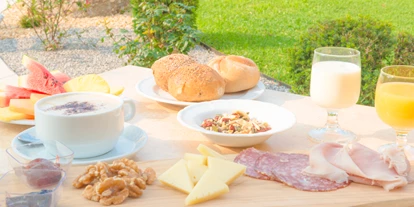 Mountainbike Urlaub - Preisniveau: günstig - Torbole sul Garda - Frühstück auf der Terrasse - Hotel Residence La Pertica