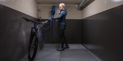 Mountainbike Urlaub - Fahrradraum: versperrbar - Champfèr - Bikeraum mit Wasch- und Reparaturbereich - Parkhotel Margna