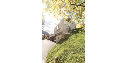 Mountainbike Urlaub - Parkplatz: kostenlos beim Hotel - Immenstadt im Allgäu - Omaela Apartments - Ferienwohnungen St. Anton am Arlberg