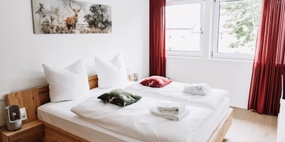 Mountainbike Urlaub - Sauna - Twistetal - Schlafzimmer mit Doppelbett im Clemensberg Apartment  - My Lodge Winterberg
