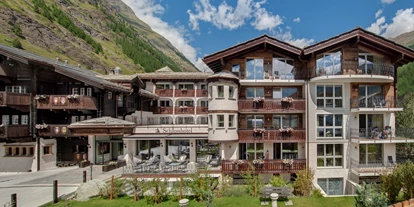 Mountainbike Urlaub - Pools: Innenpool - Crans-Montana - Aussenansicht Sommer  - SchlossHotel Zermatt