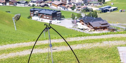 Mountainbike Urlaub - Garten - Kirchberg in Tirol - Grillstelle/Feuerstelle mit toller Aussicht ins Tal - Ferienwohnungen Perfeldhof