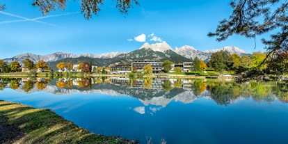 Mountainbike Urlaub - Pools: Schwimmteich - Kitzbühel - Hotel Ritzenhof am herbstlichen Ritzensee - Bikeregion Saalfelden Leogang - Ritzenhof 4*s Hotel und Spa am See