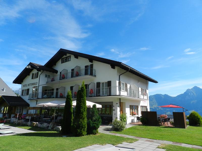 Mountainbikehotel - MITTENWALD-FLUMSERBERG - Hotel - Pizzeria - Restaurant - Garten Terrasse - Minigolf - Spielwiese. Anschluss zu Bike- und Wander- Routen.  - BIKE Hotel Pizzeria Mittenwald Flumserberg T'heim