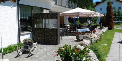Mountainbike Urlaub - Biketransport: öffentliche Verkehrsmittel - PLZ 8897 (Schweiz) - Zugang Garten Terrasse Minigolf - BIKE Hotel Pizzeria Mittenwald Flumserberg T'heim