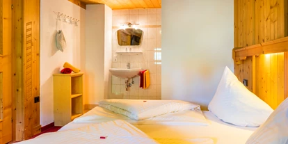 Mountainbike Urlaub - Umgebungsschwerpunkt: Fluss - Zell (Kufstein) - Zimmer mit Badezimmer im Chalet Bascht - Chalets Marolden