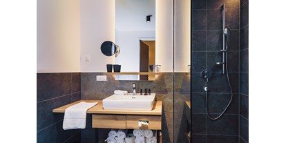 Mountainbike Urlaub - Höhenwald - Bathroom - Stockinggut by AvenidA | Hotel & Residences