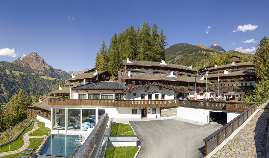 Mountainbike Urlaub: Das Hotel Goldried in Osttirol ist eines der am schönsten gelegenen Hotels in Österreich. Die Anlage befindet sich auf 1000 Meter Höhe mit Panoramablick auf die Berge und das Dorf Matrei in Osttirol.  - Hotel Goldried