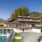 Mountainbikehotel - Das Hotel Goldried in Osttirol ist eines der am schönsten gelegenen Hotels in Österreich. Die Anlage befindet sich auf 1000 Meter Höhe mit Panoramablick auf die Berge und das Dorf Matrei in Osttirol.  - Hotel Goldried