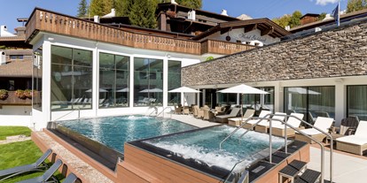 Mountainbike Urlaub - Sauna - Innichen - Pool & jacuzzi
 Während der Sommersaison sind die Pools im Außenbereich für alle unsere Gäste geöffnet. Entspannen Sie sich im luxuriösen Whirlpool oder kühlen Sie sich im Infinity Pool mit Blick auf die mächtigen Gipfel und Täler der österreichischen Alpen ab.

Wenn Sie den Eintritt in unser Spa erworben haben, können Sie während der Wintersaison noch den heißen Whirlpool genießen. - Hotel Goldried