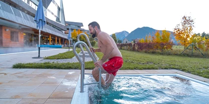 Mountainbike Urlaub - Pools: Außenpool beheizt - Hinterschachen - Kaltwasseraußenbecken Sauna - Narzissen Vital Resort