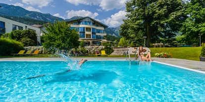 Mountainbike Urlaub - Pools: Außenpool beheizt - Schattau (Rußbach am Paß Gschütt) - Pool und Garten - Hartweger' Hotel in Weißenbach bei Schladming