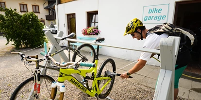 Mountainbike Urlaub - Bikeverleih beim Hotel: Zubehör - Gries (Rennweg am Katschberg) - Mountainbike-Waschplatz - Hartweger' Hotel in Weißenbach bei Schladming