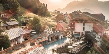 Mountainbike Urlaub - Pools: Schwimmteich - Mühlbach am Hochkönig - Hotelansicht - Natur- und Wellnesshotel Höflehner