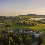Mountainbikehotel - Sicht auf das Hotel Allegro, inmitten schöner Natur mit Blick auf den Sihlsee - Hotel Allegro Einsiedeln