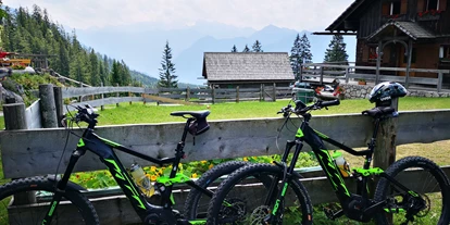 Mountainbike Urlaub - Parkplatz: gebührenpflichtig in Gehweite - Klamm (Rottenmann) - Hütteneckalm mit Blick auf Dachstein - Kirchenwirt Sport und Wanderhotel 