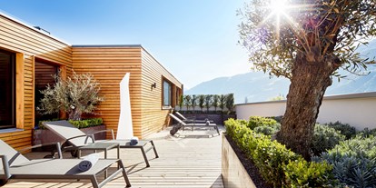 Mountainbike Urlaub - Servicestation - Lana (Trentino-Südtirol) - Panoramaterrasse mit Kuschelliegen - Feldhof DolceVita Resort