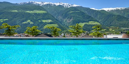 Mountainbike Urlaub - Elektrolytgetränke - Lana (Trentino-Südtirol) - Solepool 34 °C auf dem Feldhof-Dach - Feldhof DolceVita Resort