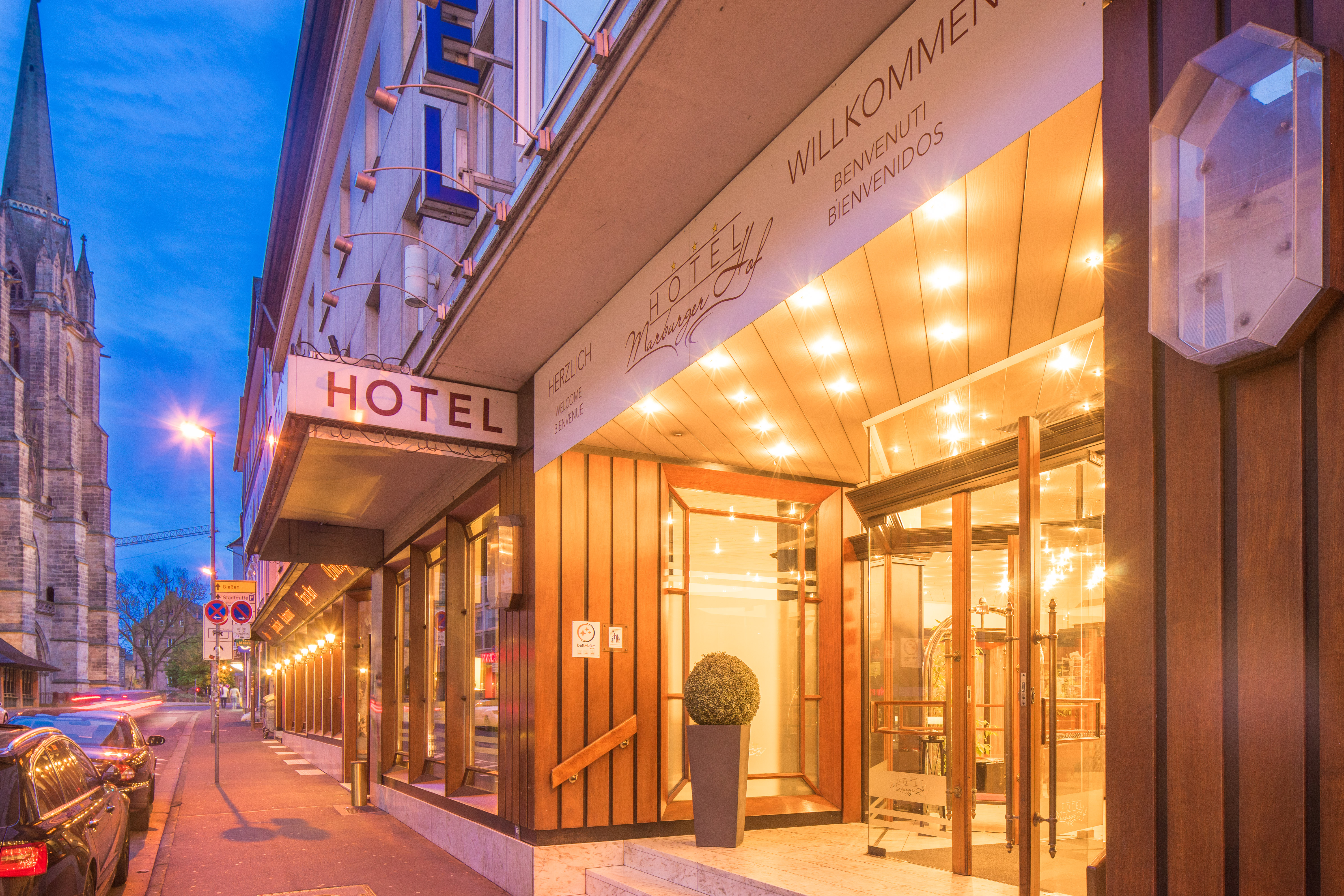 Mountainbikehotel - Außenansicht bei Dämmerung - Hotel Marburger Hof